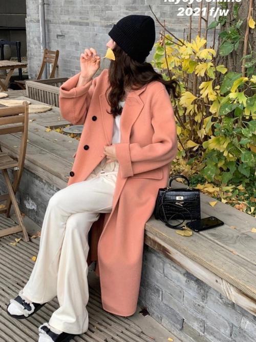 粉色外套配什么打底