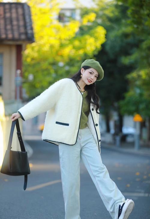 白色毛外套怎么搭配衣服图片