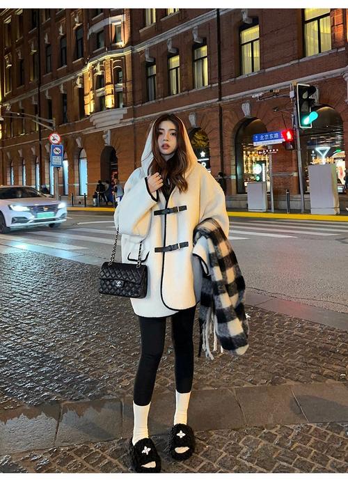 白色毛外套怎么搭配衣服好看吗