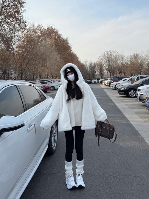 白色毛外套怎么搭配衣服好看