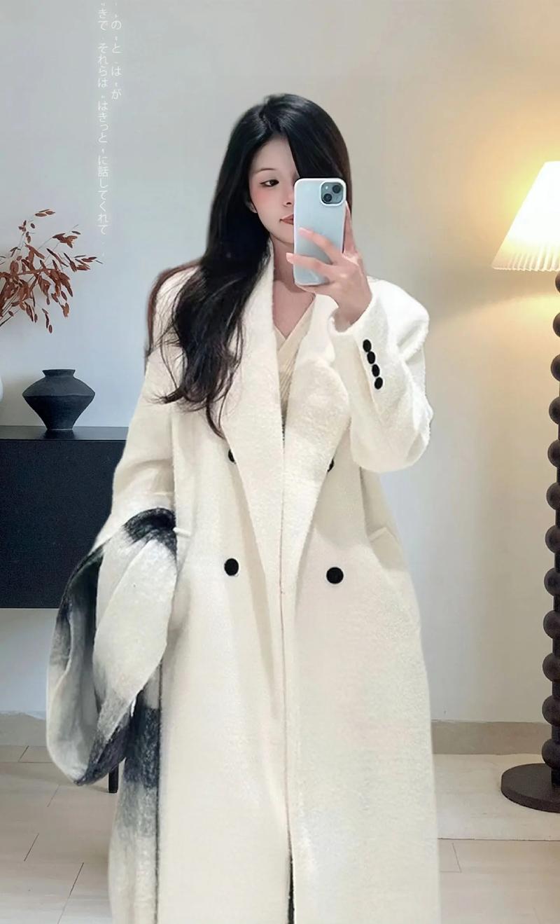 白色毛外套怎么搭配衣服