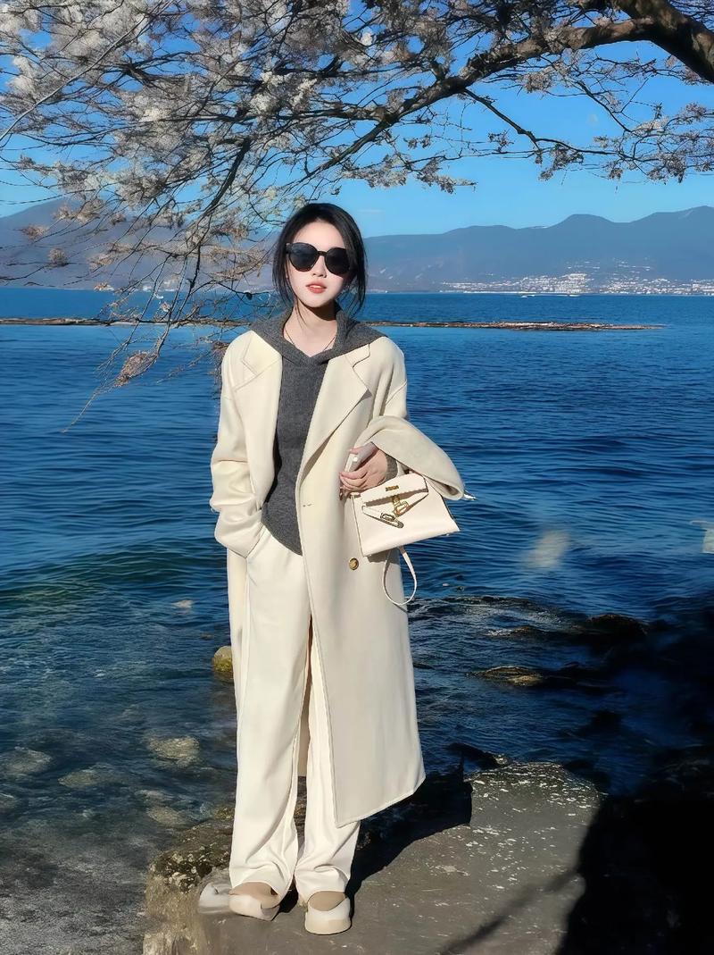 白色毛外套怎么搭配衣服