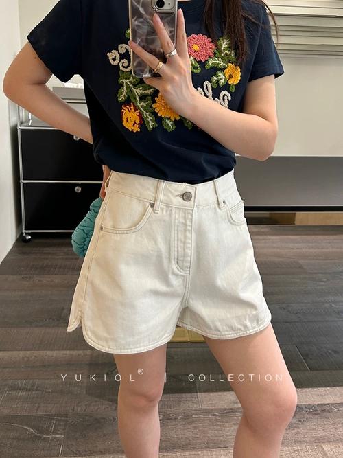 白色阔腿短裤怎么搭配图片