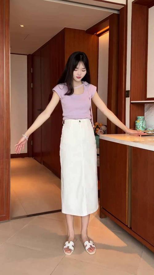 白色过膝牛仔连衣裙怎么搭配图片