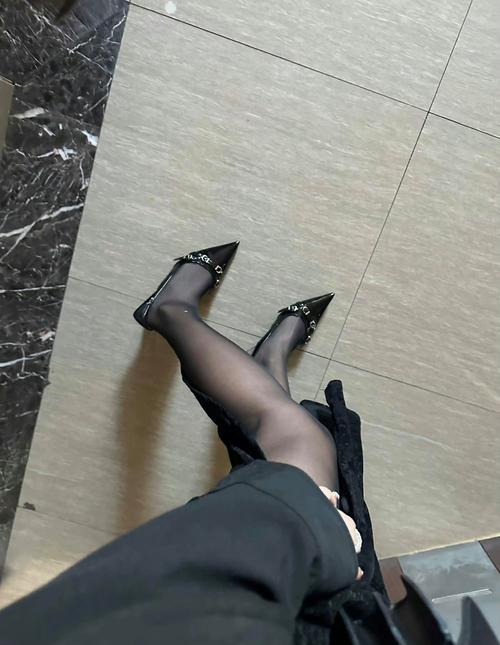 白色跟鞋怎么搭配衣服图片