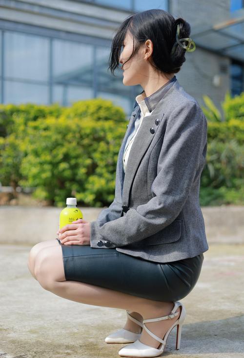 白色跟鞋怎么搭配衣服图片