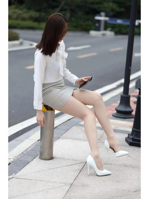 白色跟鞋怎么搭配衣服