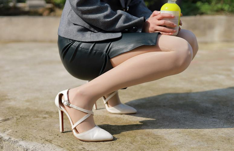 白色跟鞋怎么搭配衣服