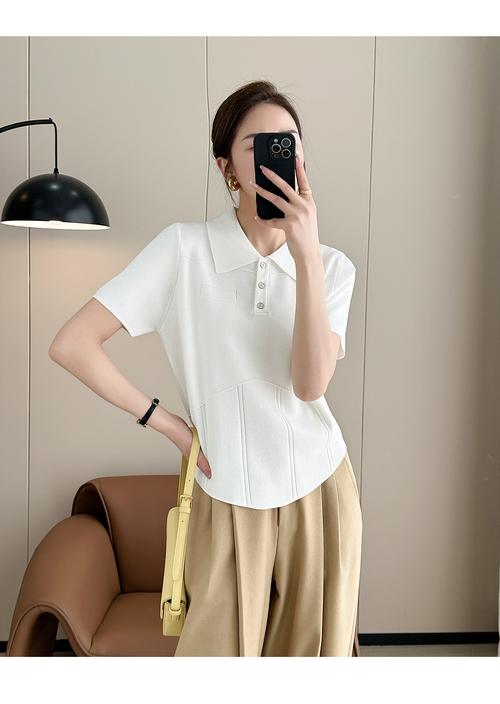 白色短针织衫怎么搭配图片欣赏