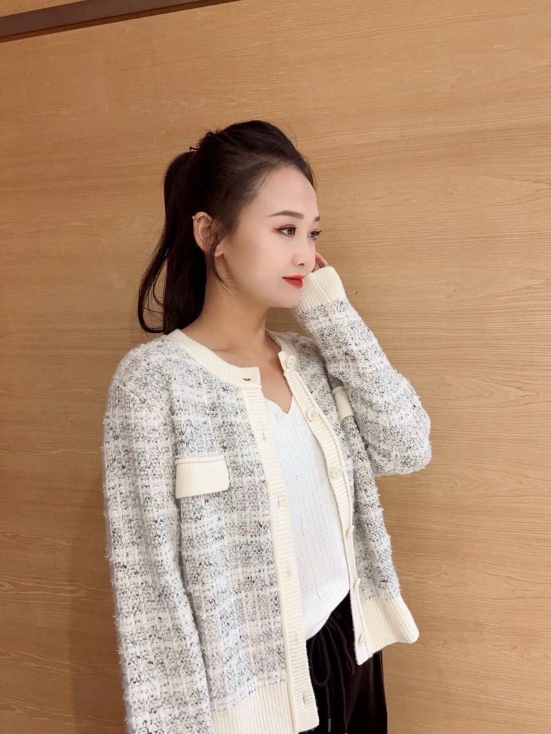 白色短针织衫怎么搭配图片欣赏