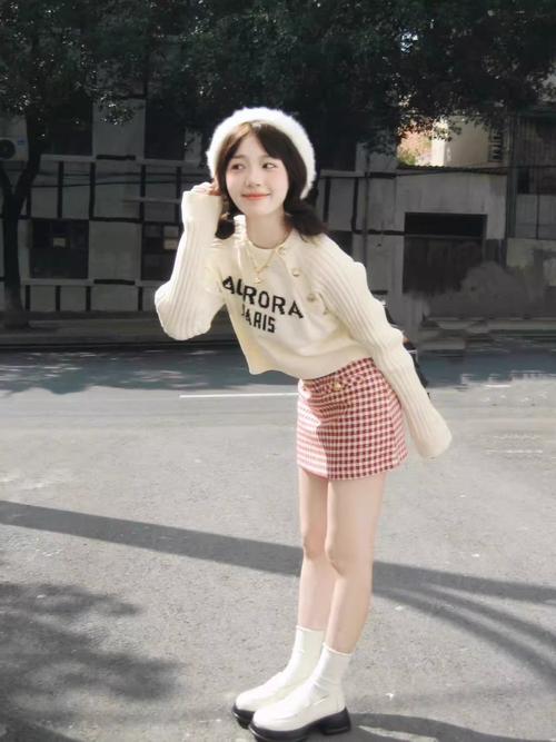 白色短针织衫怎么搭配好看图片