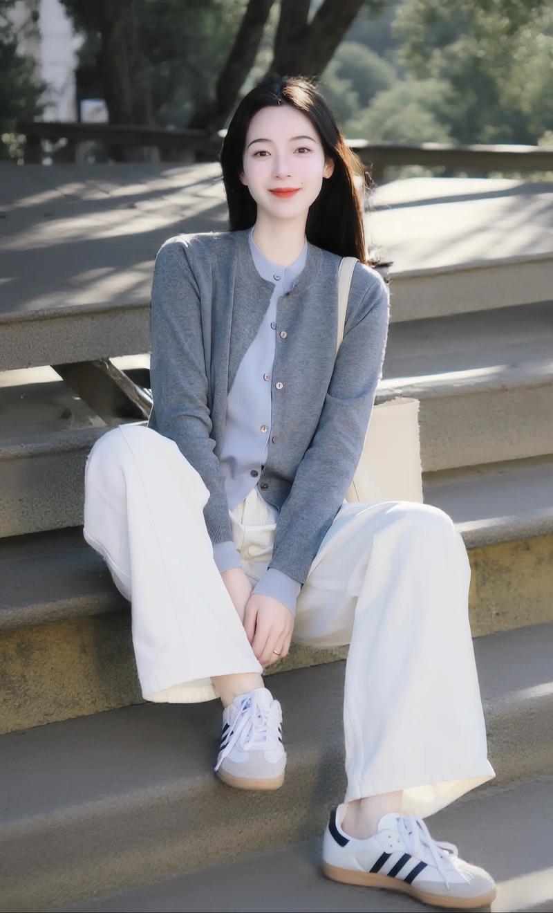 白色的小开衫怎么搭配什么裤子