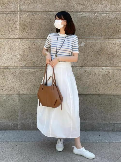 白色的裙子怎么搭配