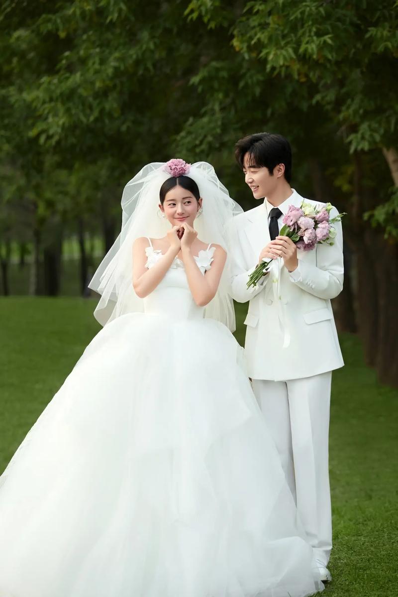 白色的裙子怎么搭配