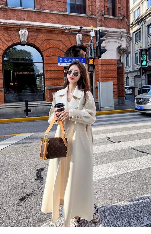 白色大衣羊绒大衣怎么搭配图片
