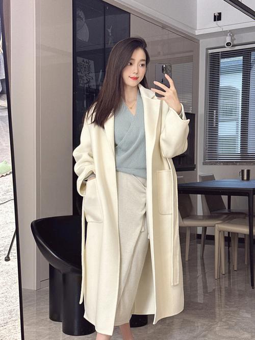 白色大衣羊绒大衣怎么搭配什么裤子