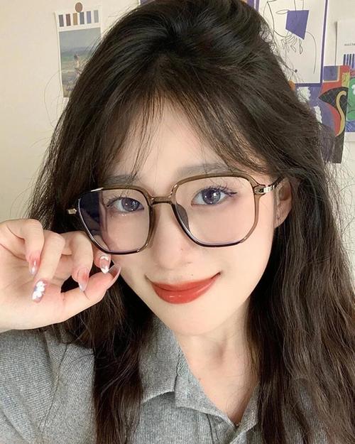 脸大适合什么镜框