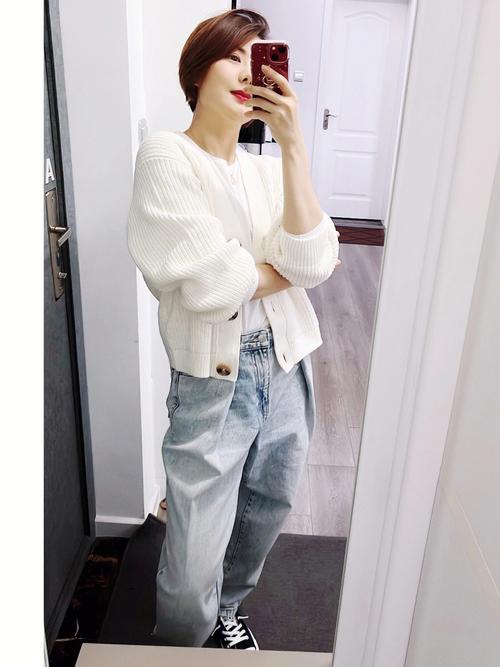 白开衫怎么搭配衣服