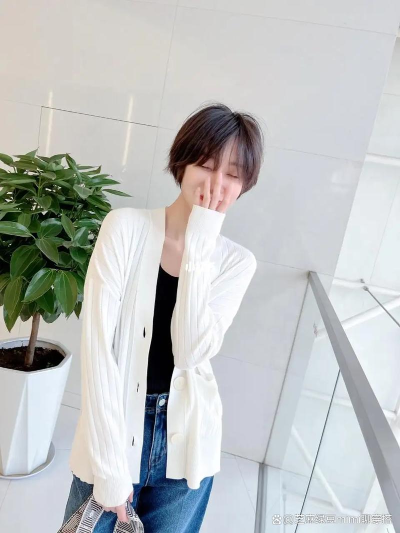 白开衫怎么搭配衣服