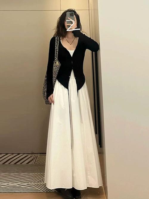 白吊带连衣裙怎么搭配什么外套好看