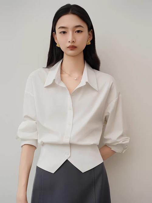 白衬衣敞开穿怎么搭配