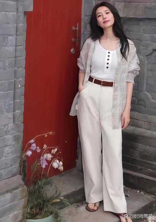 白衬衣敞开穿怎么搭配