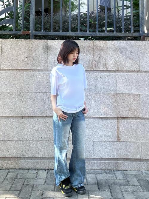 白t白裤怎么搭配