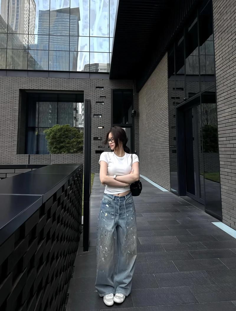 白t白裤怎么搭配