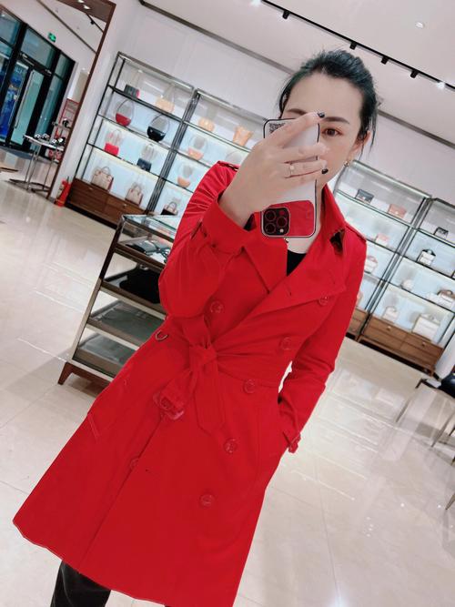 巴宝莉女士红色风衣怎么搭配图片大全