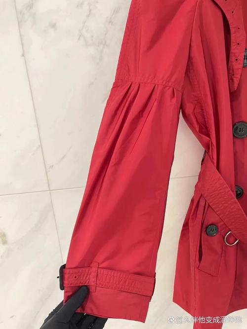 巴宝莉女士红色风衣怎么搭配