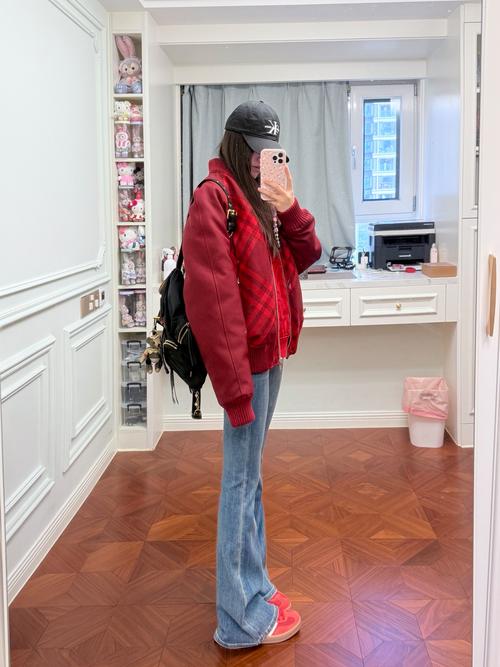 巴宝莉女士红色风衣怎么搭配