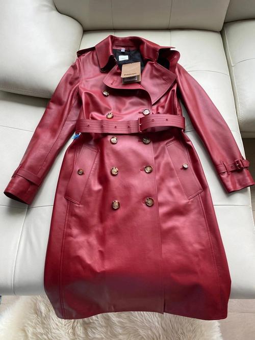 巴宝莉女士红色风衣怎么搭配