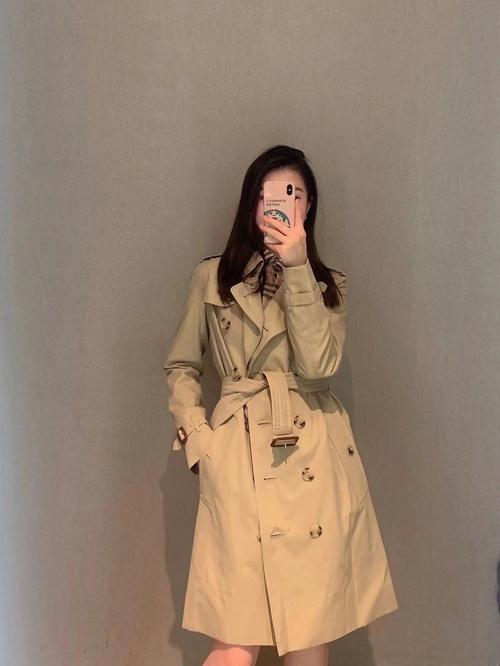 巴宝莉红风衣怎么搭配好看吗