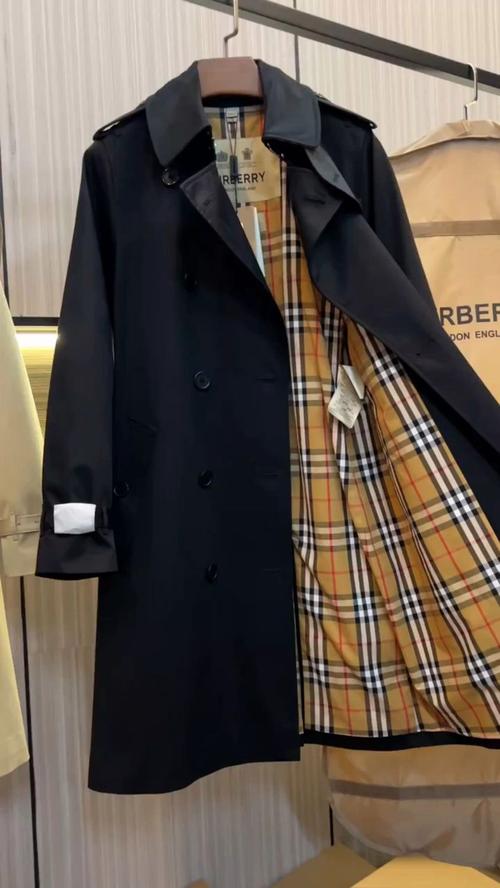 巴宝莉黑风衣怎么搭配