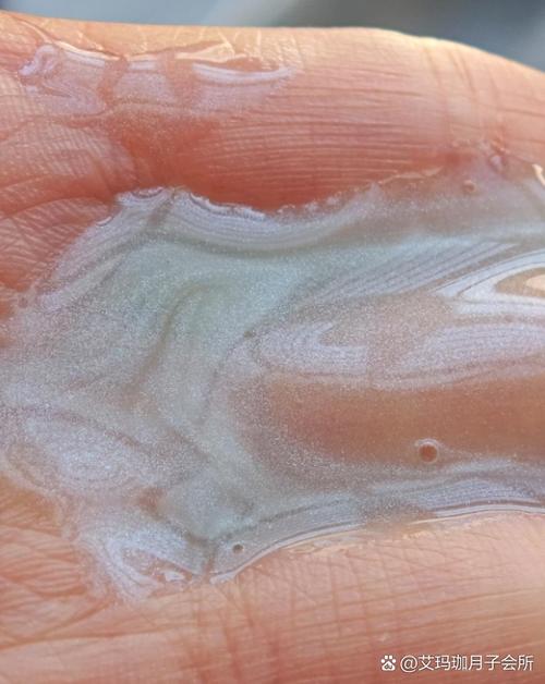 护肤品抹了会出现水珠