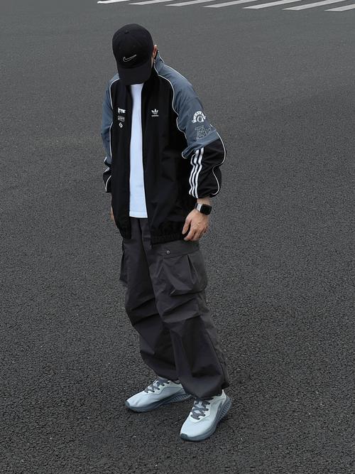 阿迪达斯一身怎么搭配衣服图片