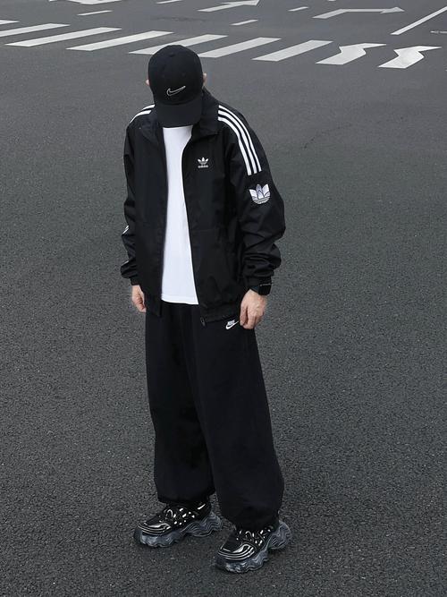 阿迪达斯一身怎么搭配衣服图片