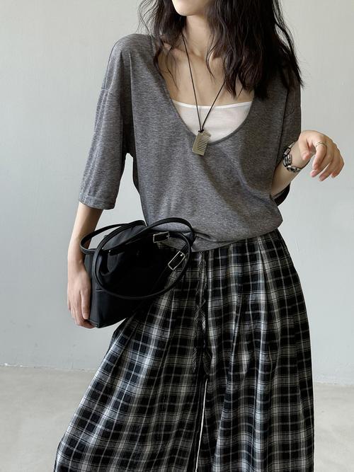 t恤吊带两件套怎么搭配