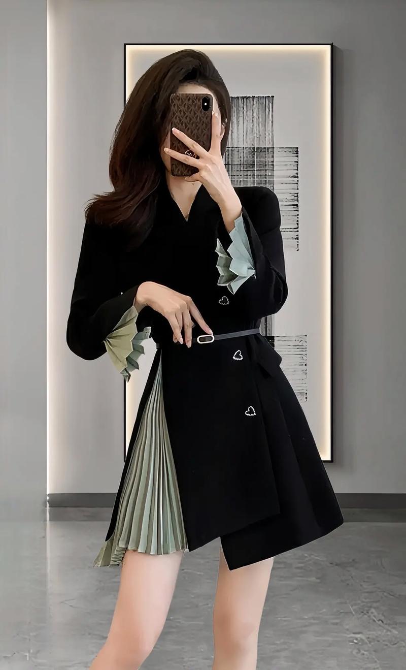 a字中长连衣裙怎么搭配什么外套