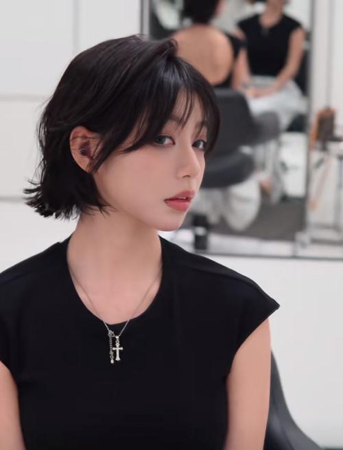 20岁发型怎么搭配衣服好看图片欣赏