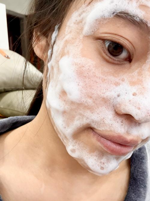 洗面奶洗完脸紧绷好吗