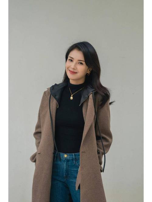 20岁发型怎么搭配衣服好看