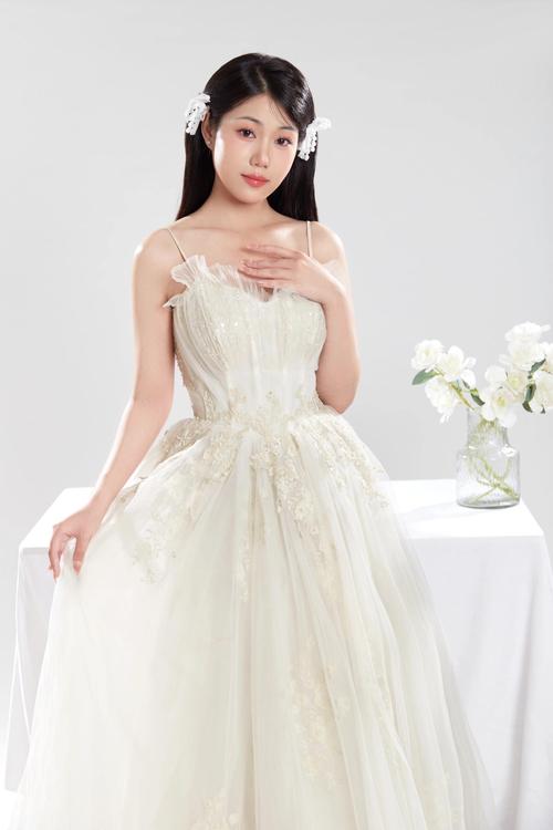 白纱裙配什么上衣