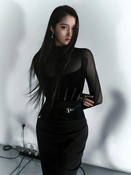 黑色长袖配什么裤子