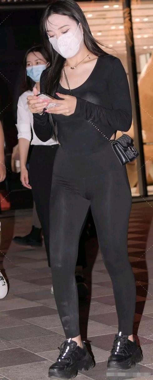 黑色长袖配什么裤子