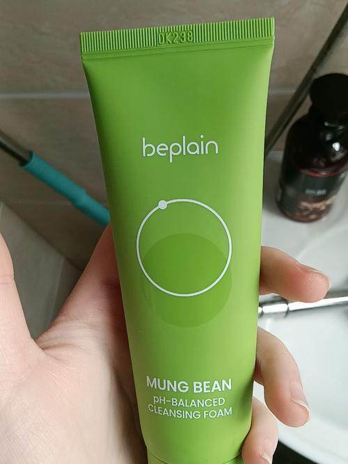 绿色瓶子的洗面奶图片