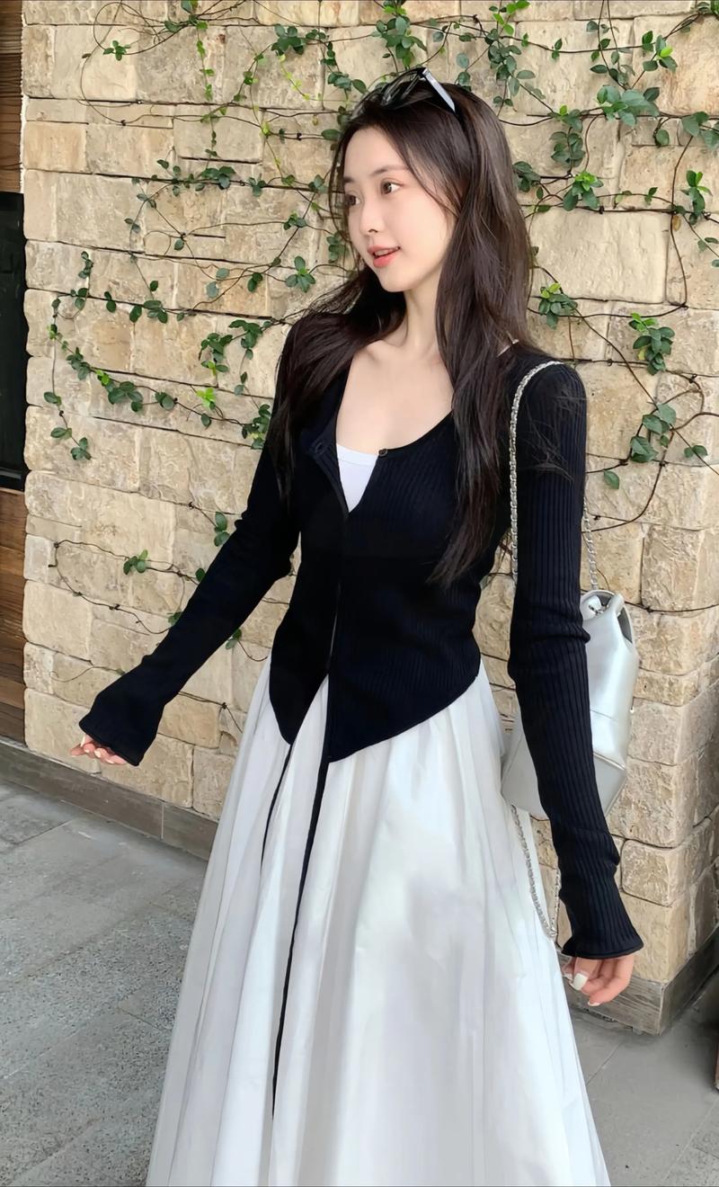 中长的连衣裙怎么搭配什么裤子好看图片