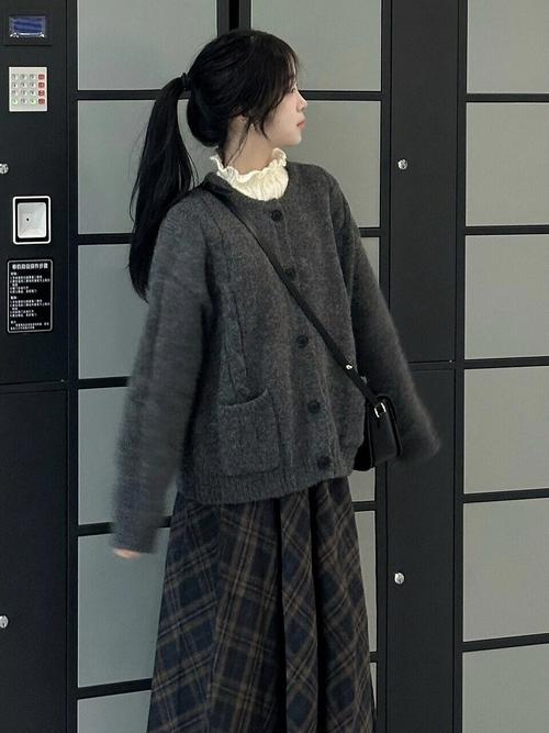 怎么搭配灰色衣服好看图片女生图片欣赏