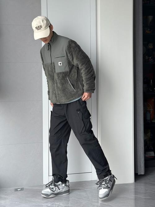 烟灰色运动鞋怎么搭配衣服好看吗