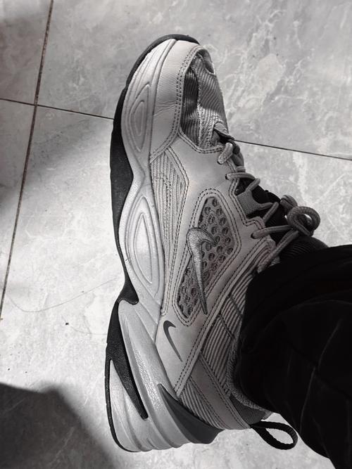 烟灰色运动鞋怎么搭配衣服好看吗